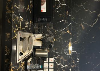 استديو بأثاث مريح وبسيط