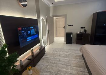 غرفة بسرير ماستر