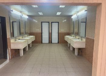 استراحة بملعب كرة قدم ومجالس