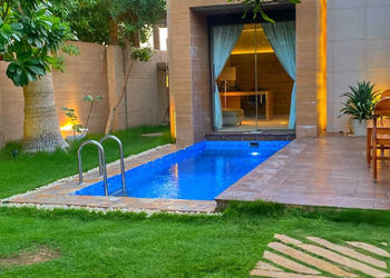 شالية بمجلس مطل على المسبح 