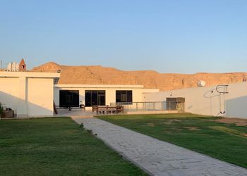 استراحة بمسطح اخضر ومجالس