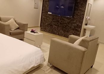 استديو بأثاث مريح وبسيط 
