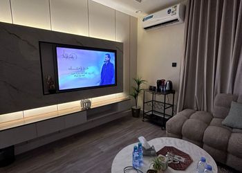 شقة بصالة أنيقة ودخول ذاتي