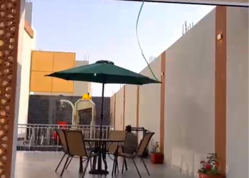 شاليه بجلسة خارجية على المسبح 