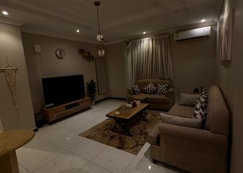 شقة بغرفة معيشة وغرفة نوم 
