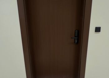 استديو بدخول ذاتي وتصميم هادئ 