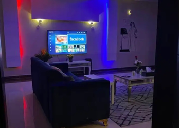 شاليه بصالة مطلة على المسبح 