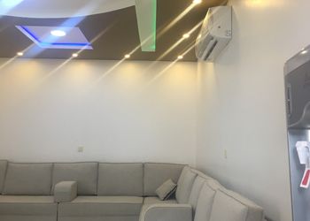 شاليه بجلسة خارجية ومسطح اخضر
