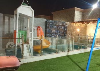 شاليه بجلسة تطل على مسبح خارجي 