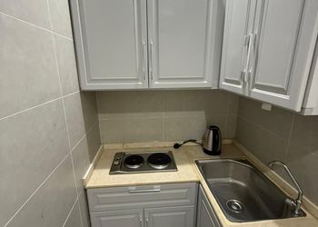 استديو بأثاث مريح وبسيط 