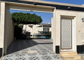 شاليه بجلسة خارجية ومسبح خارجي