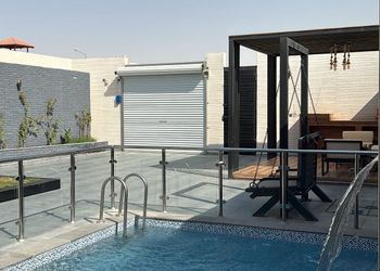 شاليه بمسطح اخضر وجلسة خارجية 