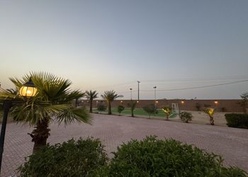 استراحة بمجلس واسع وفناء خارجي 