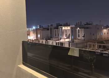 شقة بتصميم هادئ وغرفة نوم مريحة