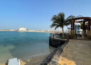 شاليه بمسبح مطل على البحر 