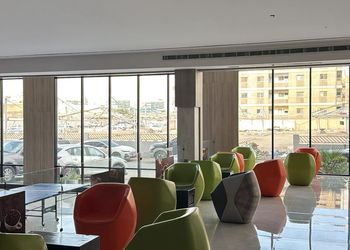 استديو بأثاث مريح وبسيط 