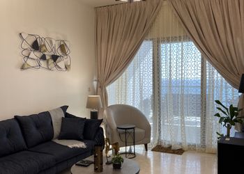 شقة ببلكونة بإطلالة بحرية ساحرة 