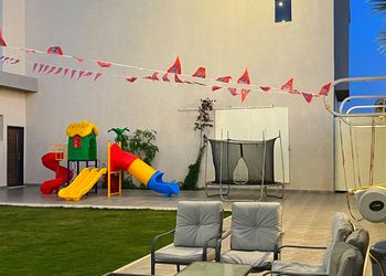 شاليه بمسطح اخضر و خيمة خارجية 