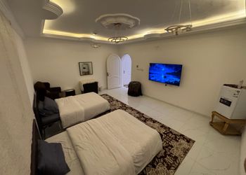 استديو بأثاث مريح وبسيط