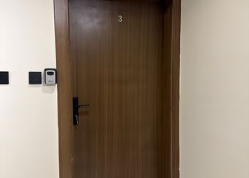 شقة بصالة أنيقة ودخول ذاتي