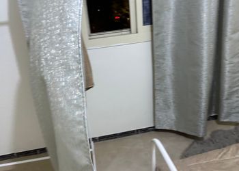 شقة بصالة جلوس وغرفة نوم