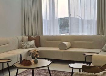 استراحة بمجالس مريحة وفناء خارجي 
