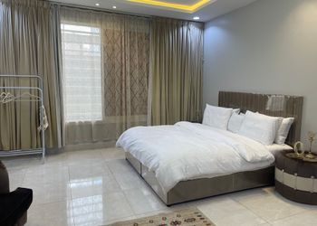 استديو بسرير ماستر وأثاث مريح 