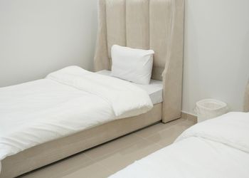 شاليه بمسطح اخضر ومسبح 