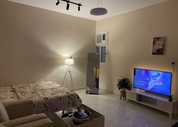استديو بأثاث مريح وبسيط 
