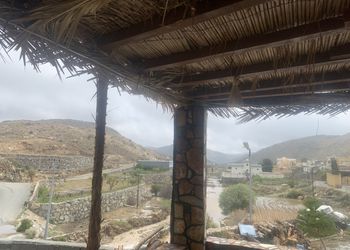 استراحة بجلسة مطلة على الطبيعة 