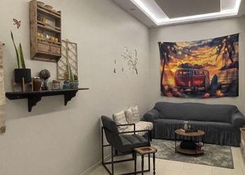 استديو بأثاث مريح وبسيط 