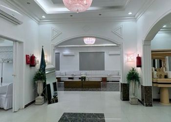 استراحة بمجالس واسعة وفناء خارجي