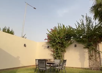 شاليه بصالة مطلة على المسبح 