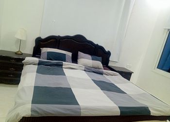 شاليه بمسطح اخضر وجلسة خارجية 