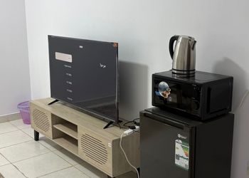 استديو بأثاث مريح وبسيط 