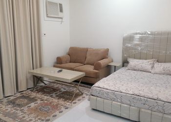 استديو بسرير ماستر وأثاث مريح 