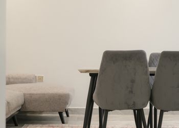 شقة بغرفة معيشة وغرفتين نوم 