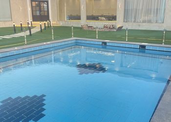 شاليه بمسطح اخضر ومسبح