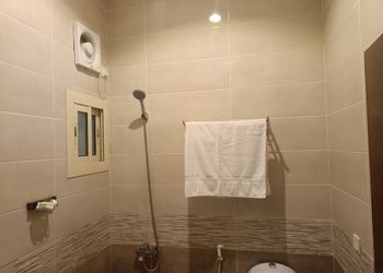 غرفة بأثاث مريح وبسيط