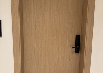 شقة أنيقة بصالة وغرف نوم