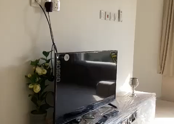 شاليه بجلسة خارجية على مسبح