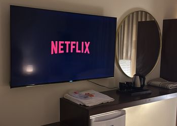 استديو بأثاث مريح وبسيط 