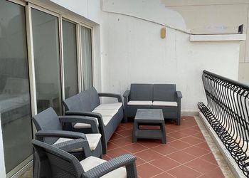 شقة بصالة وثلاث غرف نوم