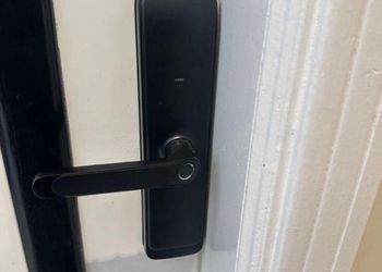 استديو بسرير ماستر وجلسة جانبية