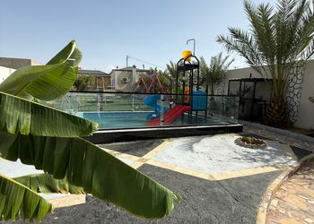 شاليه بجلسة مطلة على مسبح 
