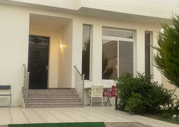 استراحة بركن شواء ومسطح اخضر