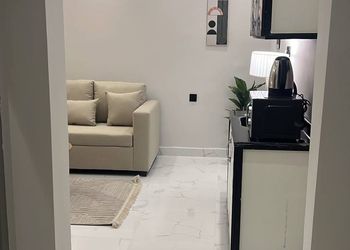 استديو بسرير ماستر وجلسة مريحة 