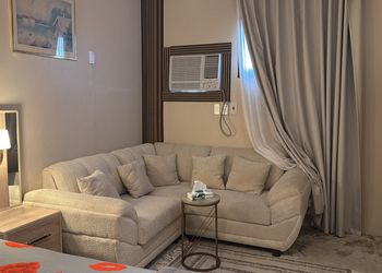 استديو بأثاث مريح وبسيط 