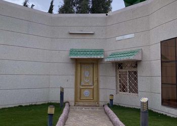 مزرعة بمسطحات خضراء وجلسة خارجية