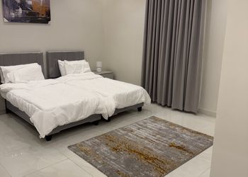 استديو بأثاث مريح وبسيط 